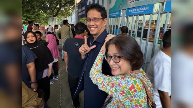 Menkeu Purbaya Yudhi Sadewa dan istri. [Instagram]